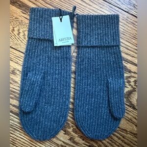 Aritzia Ribbed Knit Cashmere Mittens in Charcoal